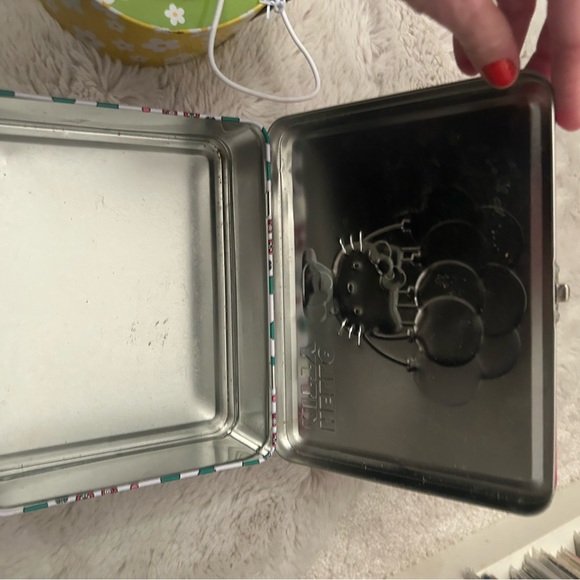 Hello kitty lot - 2 lunch boxes & wireless ear buds - Picture 4 of 6